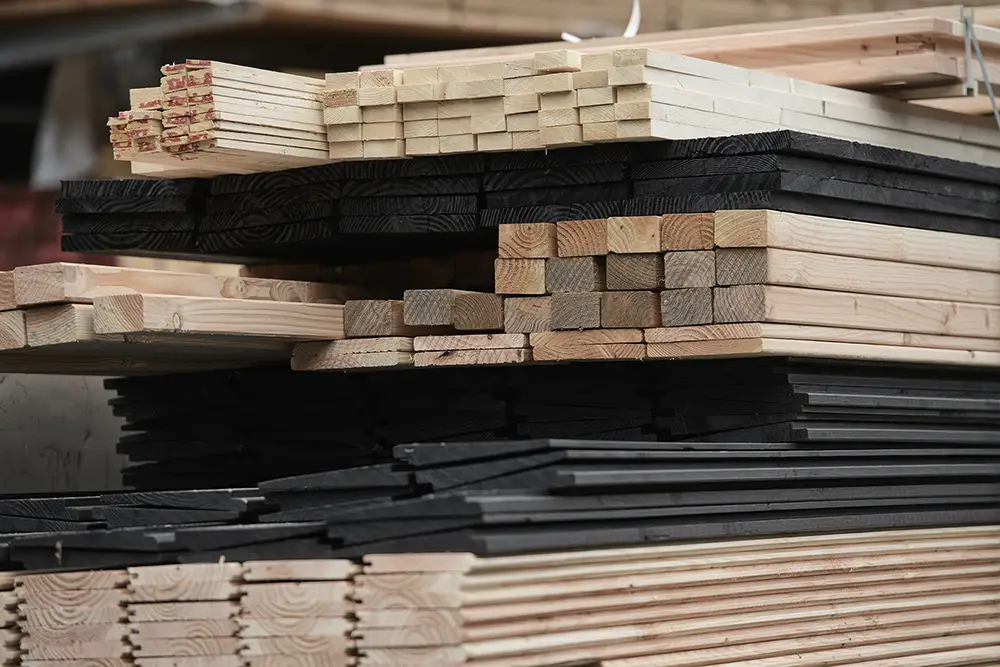 Douglasie für Remisen gestapelt